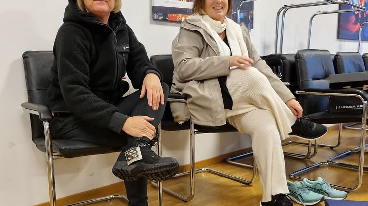 Åsa Johansson och Tina Ingelsson, Gullregnets hemtjänst provar ut nya arbetskor. Foto: Martina Poulsen