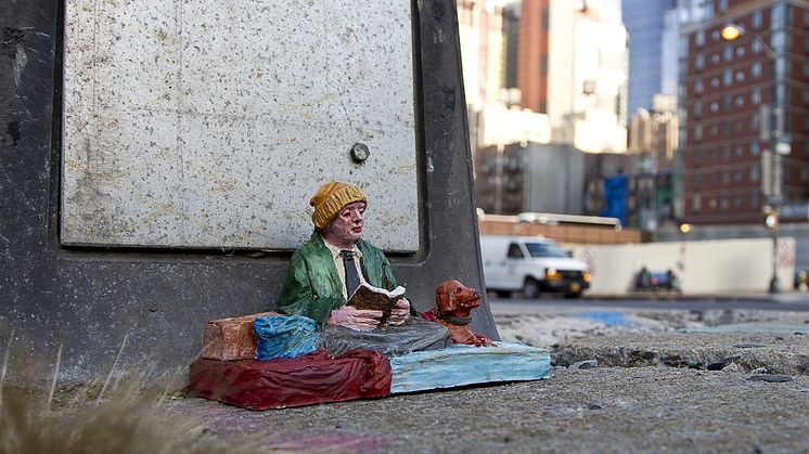 Isaac Cordalin installaatio 'The reader, the dreamer' (2015) New Yorkissa, Yhdysvalloissa. 