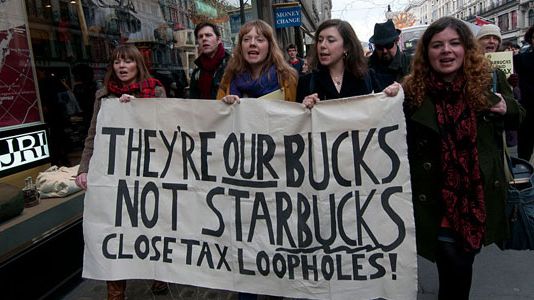 Demonstranter i London protesterer over, at kaffekæden Starbucks unddrager sig skat.
