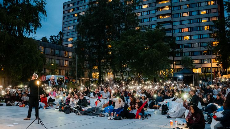 STEMNINGSFULLT: Friluftskinoen på Kringsjå har blitt en tradisjon hver semesterstart. Her samles hundrevis av filmglade studenter og naboer til en stemningsfull høstkveld under åpen himmel. 