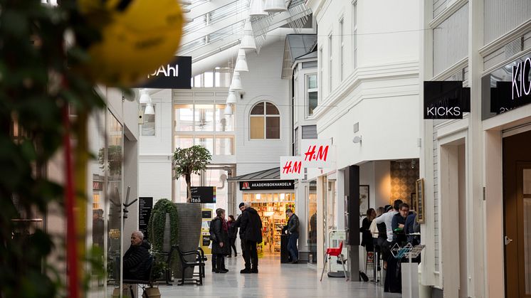 Småstaden invigdes 1989 och sedan dess har gallerian vid Sveriges första gågata byggts ut i flera etapper