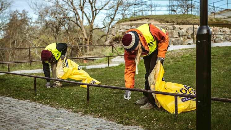 Unga idrottsaktiva plockar skräp i Uppsala län.