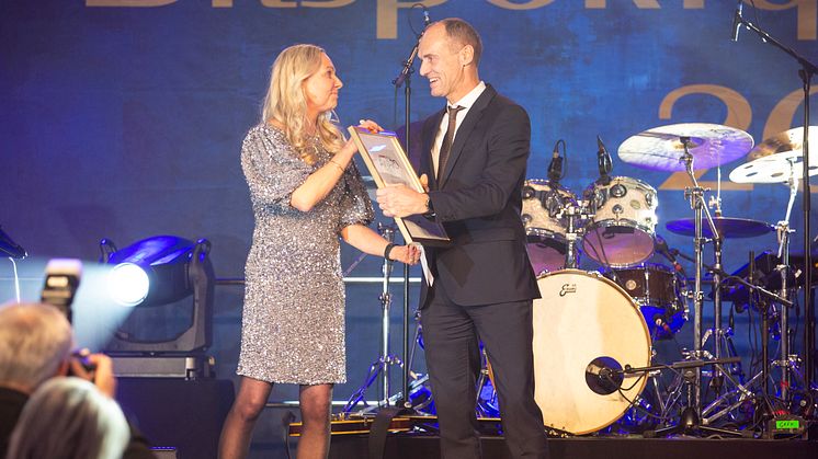 Rickard Rydell överraskades när han ropades upp till scenen. Här överlämnas priset Bilsport Special Award av Camilla Sjöberg. FOTO JOACHIM CRUUS