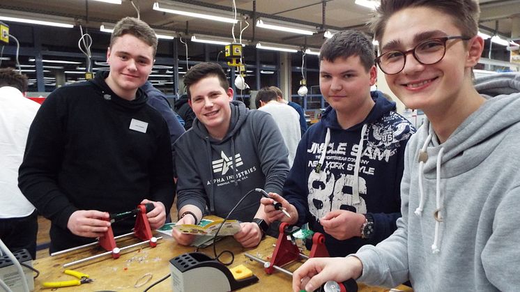 Jannes Klingebiel, Leon Renziehausen, Florian Scholz und Tobias Remmel in der Ausbildungswerkstatt von Westfalen Weser Netz in Kirchlengern beim Energy Camp (v.l.).
