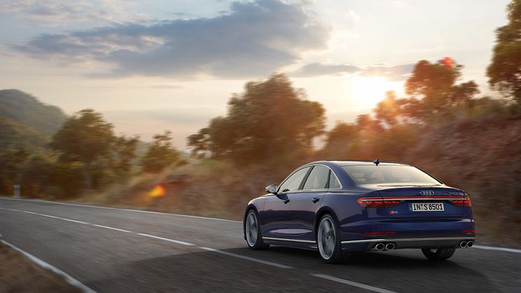 Audi S8 (Navarreblå metallak)