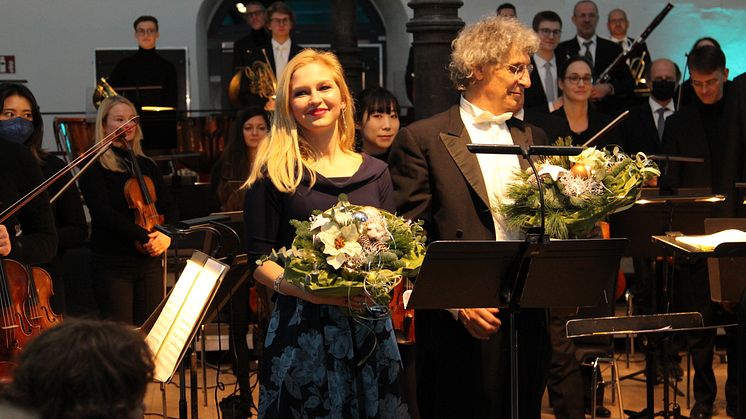 Freuen sich über ein gelungenes Konzert: Sopranistin Sophie-Magdalena Reuter, Dirigent Aldo Sisillo und die Nordwestdeutsche Philharmonie.