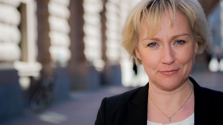 Pressinbjudan: Forskningsminister Helene Hellmark Knutsson slutför KB:s digitalisering av 6000 tryckta SOU:er