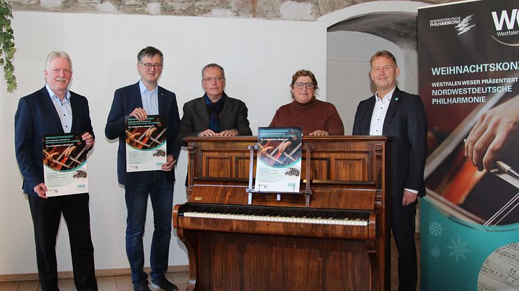 Das Klavier steht schon bereit (v. l.): Bürgermeister Thomas Schröder, Friedrich Luchterhandt, Künstlerischer Betriebsdirektor NWD, Andreas Kuntze, Intendant NWD, Marita Veith, Kloster Bredelar, und Jürgen Noch, Geschäftsf. Westfalen Weser Energie