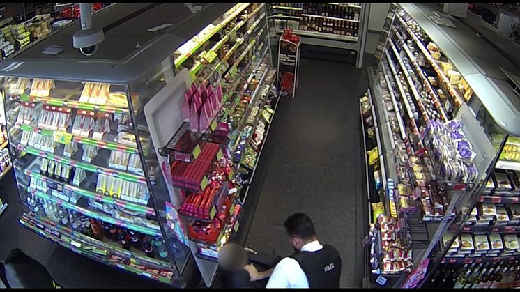 CCTV_-_officer_tackles_armed_suspect.mp4