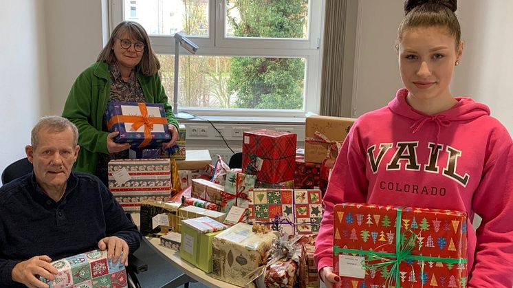 Walter Trott sowie Christel Diebel und Sophia Merle (beide Hephata-Mitarbeiterinnen, von links) freuen sich über Geschenke aus der Kirchengemeinde Spielberg-Waldensberg.