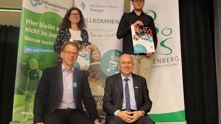 Die Bühne ist bereitet, das Detmolder Kammerorchester kann kommen (v.l.): Michael Wippermann, Leiter Netzvertrieb WWN, und Christoph Rüther, Bürgermeister Bad Wünnenberg, hinten Irmhild Jakobi-Reike, Schulleiterin Profilschule, Max Gundermann, dko.