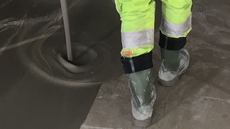weberfloor extra rapid DR gör det möjligt att avjämna och belägga ytan samma dag