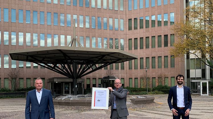 Ausgezeichnete "meine SIGNAL IDUNA App" (v.l.): Jörn Kriegel, SIGNAL IDUNA, René Decker, TÜV TRUST IT, Mucahid Yektar, SIGNAL IDUNA. Foto: SIGNAL IDUNA