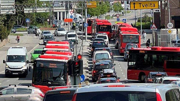 Mye trafikk skaper vanskeligheter for reisende fra Helsfyr, nå stenges sideveier og det innføres venstresvingforbud. Foto: Ruter/Øystein Dahl Johansen
