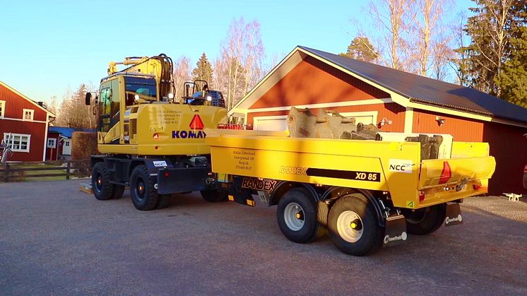 Niklas vårdar  sin Komatsu hjulgrävare