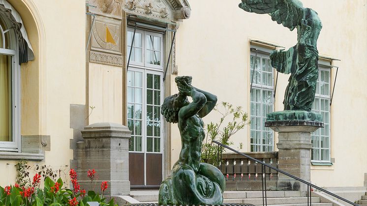 Södra slottsfasaden med Carl Milles skulptur Triton i förgrunden och Nike från Samothrake i bakgrunden. Foto: © Yanan Li