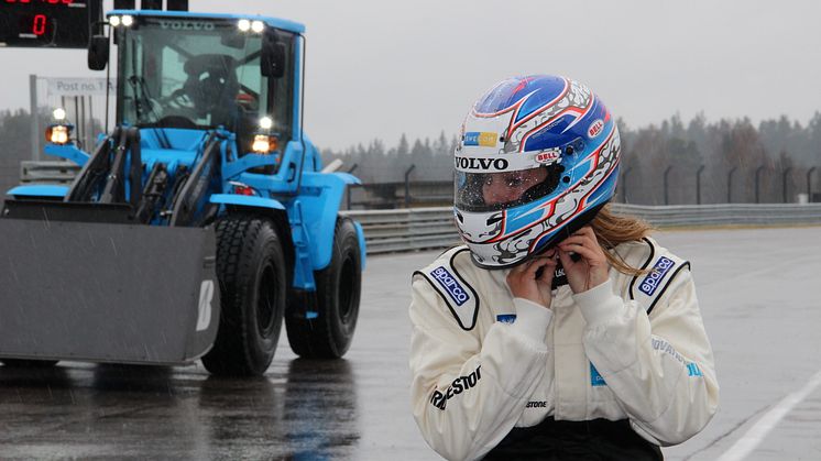 Karin Olsson förare i Volvo L60G PCP - världens snabbaste hjullastare