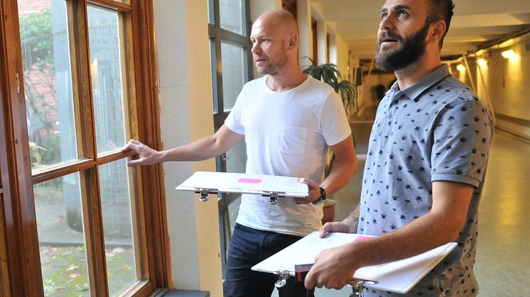 Christian Hassleus och Shivan Abdullah är två av lokalförvaltningens underhållsbedömare  som ska återbruksinventera Orkestergatans förskola.
