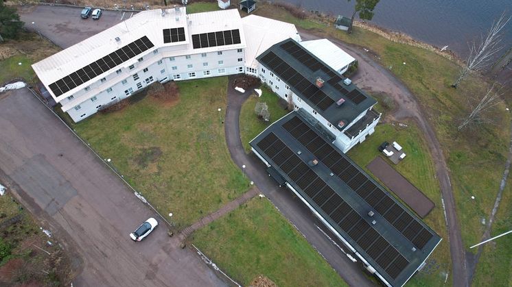 "Anläggningen kommer stå klar i slutet av mars så vi kan ta tillvara vårens och sommarens alla soltimmar redan i år. Vi blir helt självförsörjande på el och värme under sommarens alla ljusa timmar", säger Patrik Mörkfors.