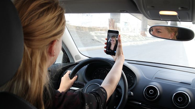 Fikling med mobiltelefon mens man kjører kan være livsfarlig. 