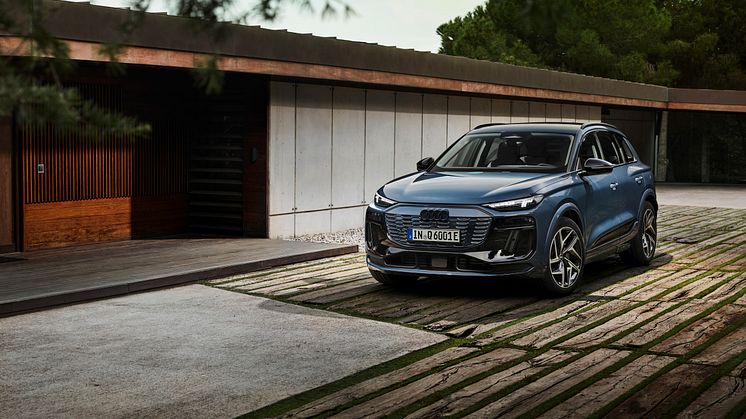 Audi Q6 e-tron quattro (Plasmablå metallak)