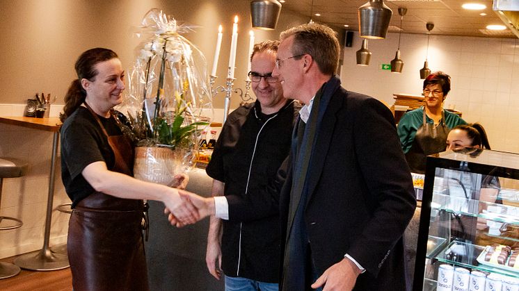 Skåneporten Fastigheters VD Andreas Meyer gratulerar makarna Suzanne och Igor Bistricic.