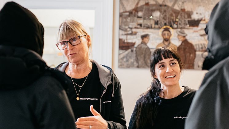 På Räddningsmissionens frukostcafé får människor som befinner sig i utsatta situationer komma för att äta, duscha och få någon att prata med.