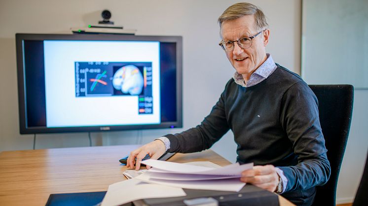 Olov Rolandsson vid skrivbordet