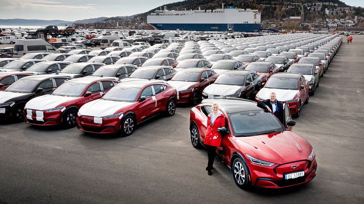 Administrerende direktør Per Gunnar Berg og informasjonsdirektør Anne Sønsteby i Ford Motor Norge, Drammen Havn 28. april 2021 Mustang Mach-E