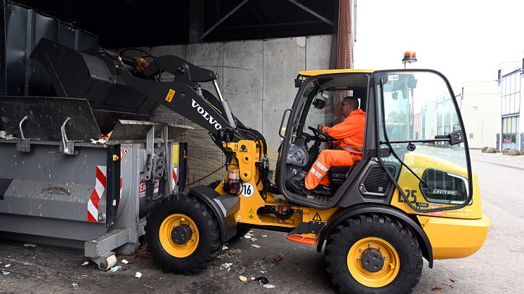 Volvo L25 Electric packar avfall