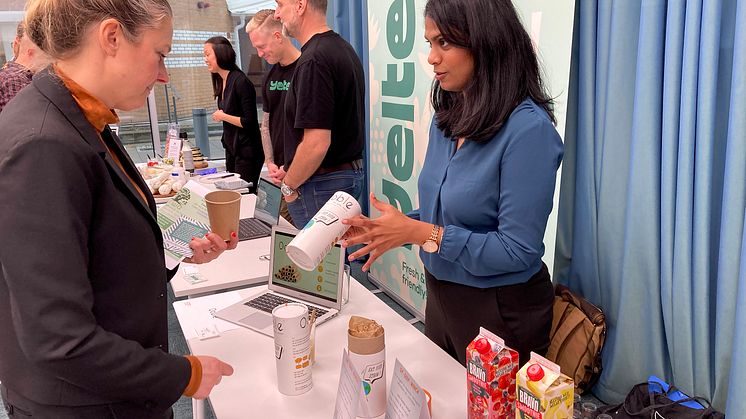 Divya Mohan, grundare av Ooble Innovations, presenterar växtbaserade och ätbara sugrör för Sara Maxence, Innovation Manager ICA Sverige, under en liknande träff 2021. 