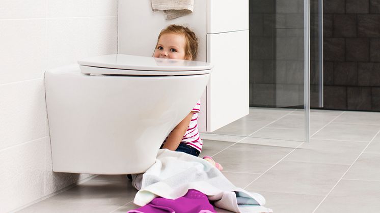 Seinä-wc helpottaa kylpyhuoneen siivousta, koska lattia jää istuimen alta vapaaksi.