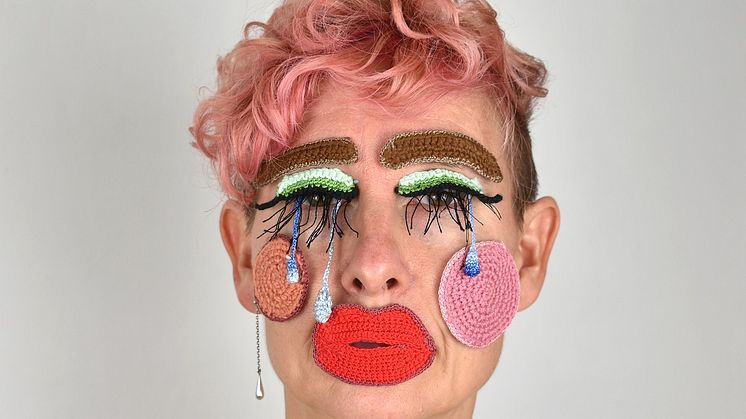 Lotta Sjöberg arbetar ofta med traditionellt kvinnliga hantverk som make-up och broderi