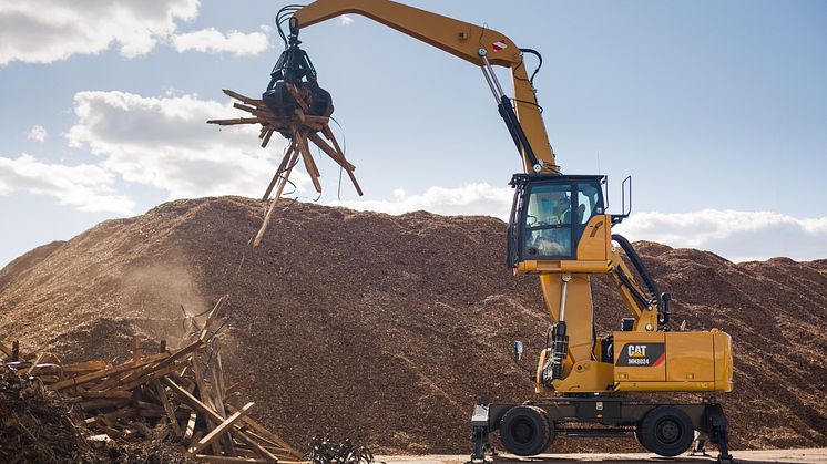 Cat MH3024 materialhanterare i arbete från sidan