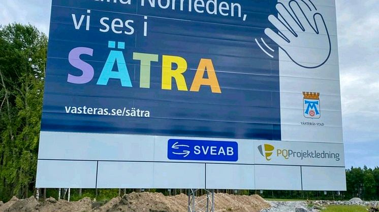 Ny skylt vid Sätra i Västerås - en vinkande hand till alla bilister på Norrleden. Foto: Charlotte Edberg, PQ Projektledning.