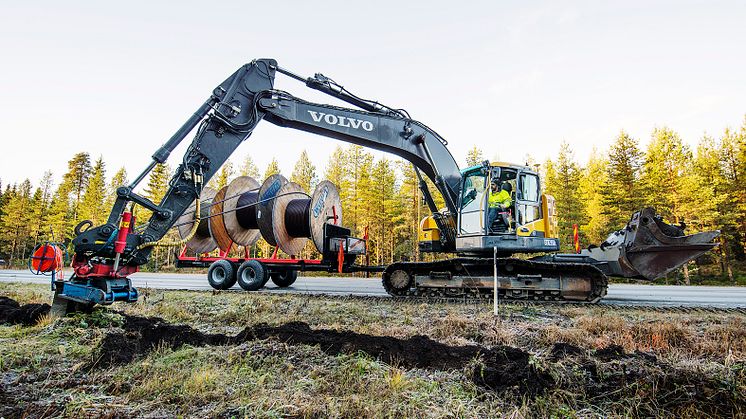 ​Specialutrustad Volvo ECR235C banar väg för Facebook
