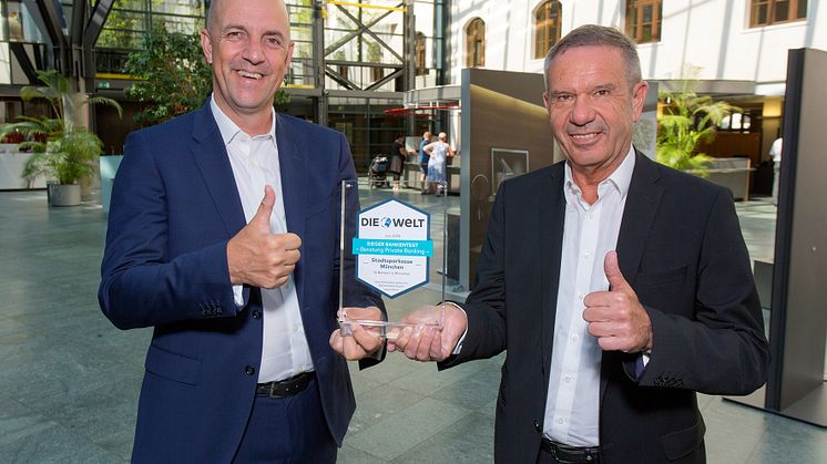 Stefan Hattenkofer (links), als Vorstand für das Individualkundengeschäft zuständig, gratuliert dem Direktor für Private Banking, Günter Zehner (rechts), für das erneut errungene Testsiegel für das beste Private Banking in München.