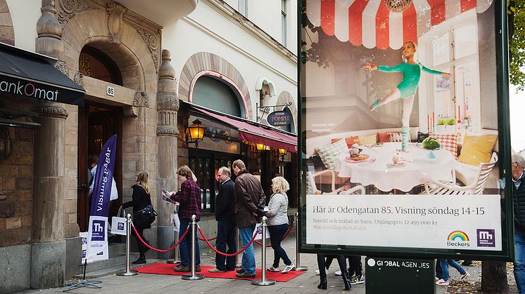 Lång kö till visningen av Odengatan 85