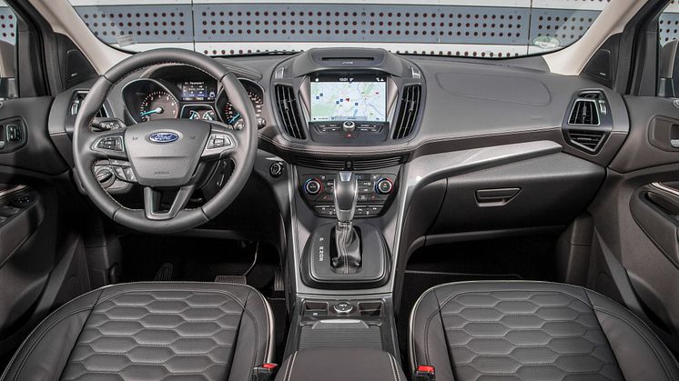 2016Kuga_Vignale_Milano_Grigio_038