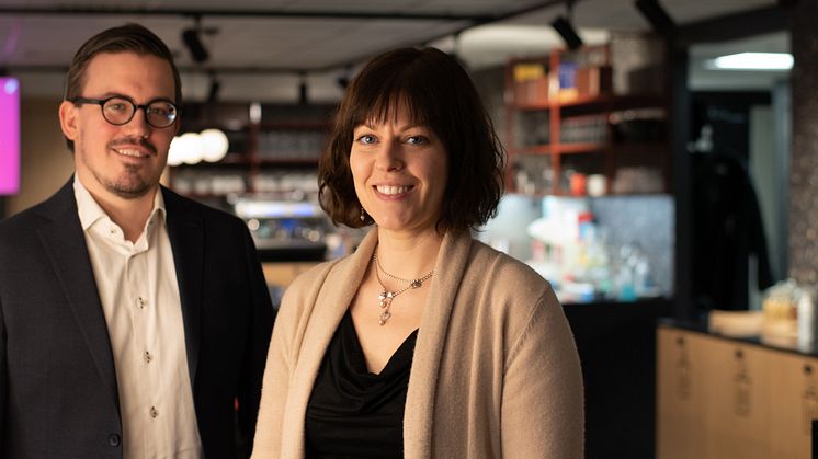 Mikael Ruohonen, Head of Data Science and AI, und Anna Metsäranta, Leiterin der Abteilung für nachhaltige KI bei Solita. Foto Solita