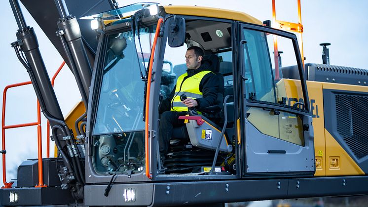 Rickard Gerdlöf i en Volvo grävmaskin