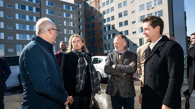 Boligminister Kaare Dybvad Bek, Anne Skovbro, By og Havn, Christian Høgsbro, AAB og Robin Feddern, AG Gruppen fejrer første spadestik på 148 nye almene boliger og en daginstitution i Ørestad Syd