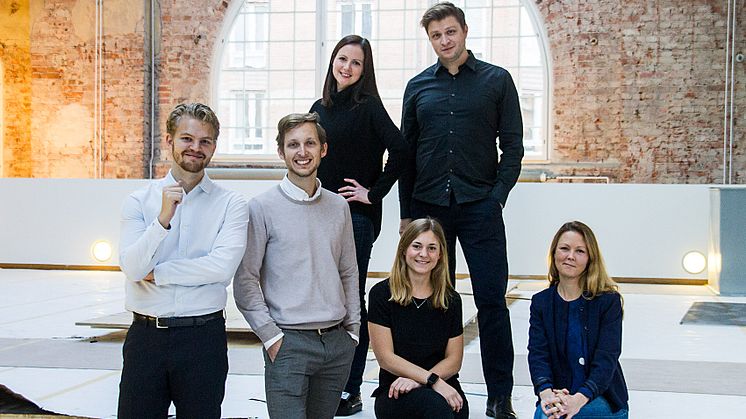 Hjalmar Ståhlberg Nordegren, VD Karma; Ludvig Berling, produktchef; Karma Elsa Bernadotte, ekonomichef Karma; Frida Siwe, ekonomichef Norrsken Foundation. Bakre raden: Louise Samet, produktchef Norrsken Foundation; Mattis Larsson, teknikchef Karma