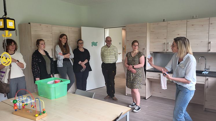 Soziale Arbeit in der Praxis: Dies lernte die Besuchergruppe beim gemeinsamen Rundgang mit Diplom-Sozialarbeiterin Birgit Neif vom Sozialdienst (rechts auf dem Bild) durch die Hephata-Klinik kennen.