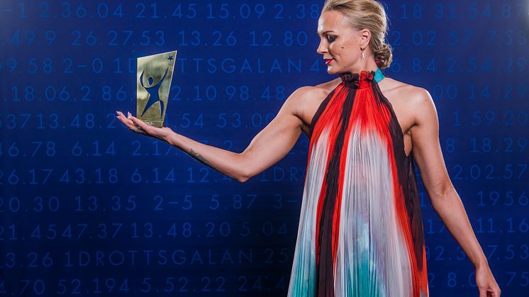 Sarah Sjöström poserar med priset för Årets kvinnliga idrottare 