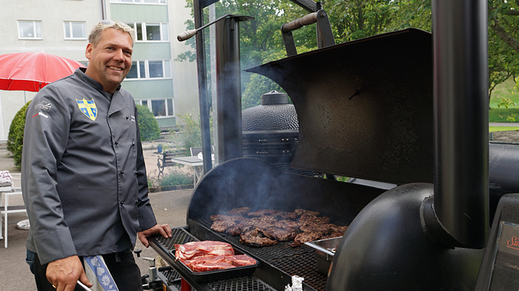 Joakim Odehed kommer till Skogslyckans vård- och omsorgsboende med sin specialtillverkade grill onsdag 28 augusti. Grillningen sköts tillsammans med Johnny Lippens och Michael Sigurdson.