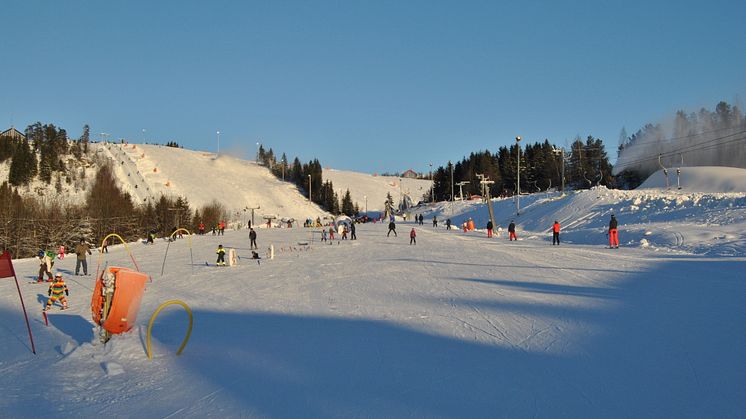 Orsa Grönklitt ger glada fjärdeklassare en oförglömlig friluftsdag skidbacken! 