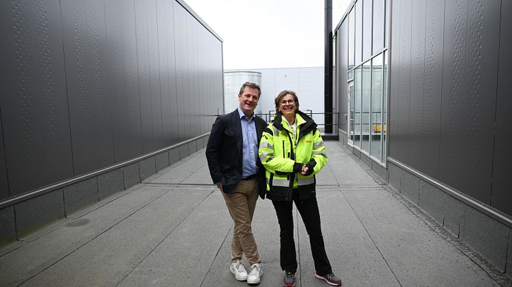 Nå monteres to tusen solcellepaneler på taket til selskapet i Ytre: - Vi bør være i forkant