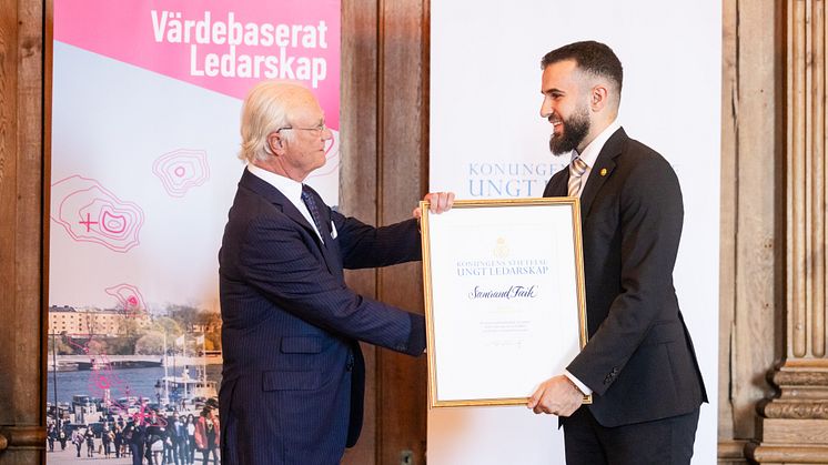 Samrand Faik mottar Kompassrosen vid Diplom- och stipendieceremonin 2024