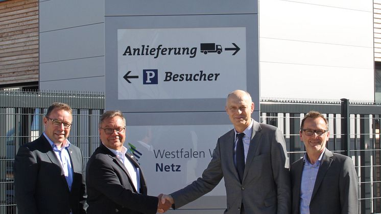 Haben die Kooperation festgemacht (v. l.): Karsten Klußmann, Leiter Netzmanagement EWB, Alfred Würzinger, Geschäftsführer EWB, Dieter Kaiser, Sprecher der Geschäftsführung WWN, und Dirk Rabeneck, Regionalbereichsleiter Herford WWN.